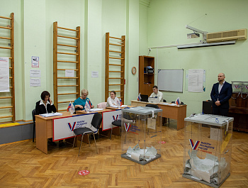 Светлана Агапитова и Татьяна Москалькова посмотрели, как голосуют инвалиды по зрению и бездомные