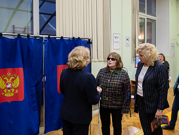 Светлана Агапитова и Татьяна Москалькова посмотрели, как голосуют инвалиды по зрению и бездомные