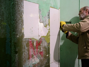 Защита хрупкого наследия Петербурга: завершаются пилотные работы по очистке витражей на Васильевском