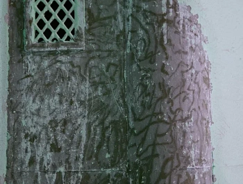 Защита хрупкого наследия Петербурга: завершаются пилотные работы по очистке витражей на Васильевском