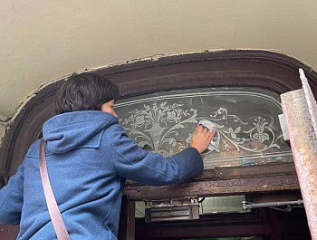 Защита хрупкого наследия Петербурга: завершаются пилотные работы по очистке витражей на Васильевском