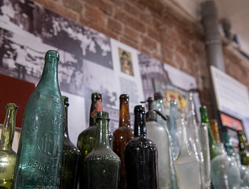 Сохранение истории в деталях: петербургский Уполномоченный поблагодарила добровольцев, подаривших витражам новую жизнь