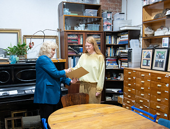 Сохранение истории в деталях: петербургский Уполномоченный поблагодарила добровольцев, подаривших витражам новую жизнь