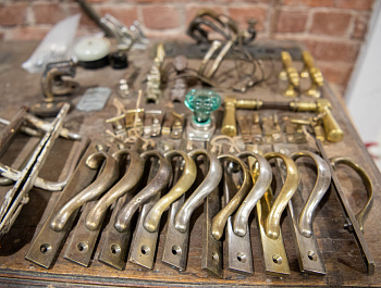 Сохранение истории в деталях: петербургский Уполномоченный поблагодарила добровольцев, подаривших витражам новую жизнь