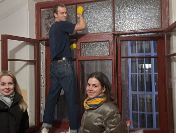 Защита хрупкого наследия Петербурга: завершаются пилотные работы по очистке витражей на Васильевском