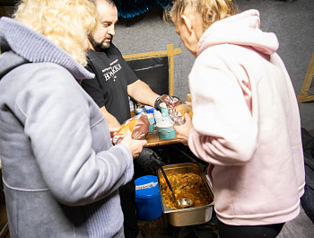 От ужина до душа: как работает один из лучших пунктов обогрева для бездомных