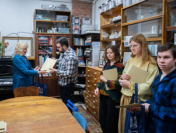 Сохранение истории в деталях: петербургский Уполномоченный поблагодарила добровольцев, подаривших витражам новую жизнь