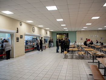 Сестрорецкий технологический колледж – одно из учреждений, где люди с особенностями могут пройти профессиональную подготовку