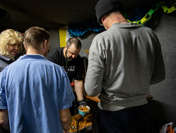 От ужина до душа: как работает один из лучших пунктов обогрева для бездомных