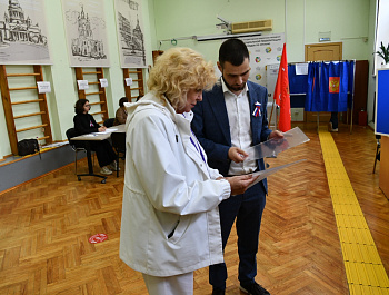 Второй день выборов: Светлана Агапитова продолжает наблюдать за голосованием