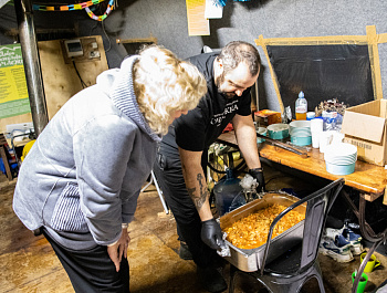 От ужина до душа: как работает один из лучших пунктов обогрева для бездомных