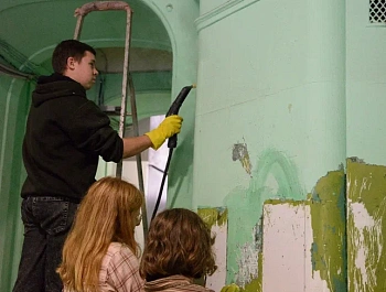 Защита хрупкого наследия Петербурга: завершаются пилотные работы по очистке витражей на Васильевском