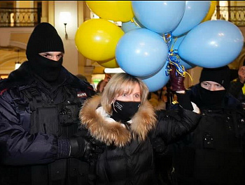 К петербургскому омбудсмену начали поступать жалобы задержанных на антивоенной акции 24 февраля