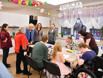 Предновогодние радости и печали на Пейзажной: Что привело петербургского уполномоченного в новый дом сопровождаемого проживания ГАООРДИ