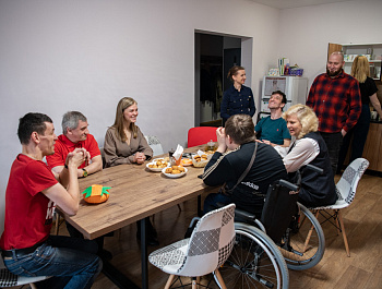 Сопровождение в апельсиновых тонах: «Мы здесь превращаемся в обычных людей»