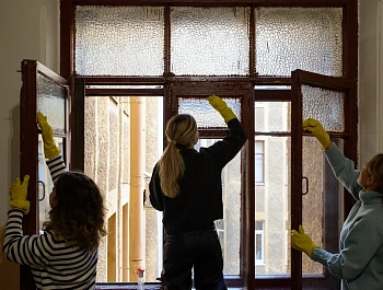 Защита хрупкого наследия Петербурга: завершаются пилотные работы по очистке витражей на Васильевском