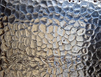 Защита хрупкого наследия Петербурга: завершаются пилотные работы по очистке витражей на Васильевском