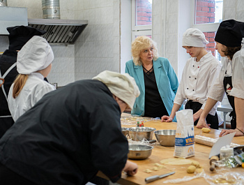 Сестрорецкий технологический колледж – одно из учреждений, где люди с особенностями могут пройти профессиональную подготовку