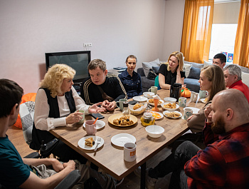 Сопровождение в апельсиновых тонах: «Мы здесь превращаемся в обычных людей»