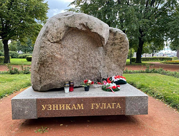Петербуржцы вспоминают жертв красного террора и бесланской трагедии