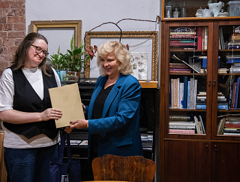 Сохранение истории в деталях: петербургский Уполномоченный поблагодарила добровольцев, подаривших витражам новую жизнь