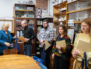 Сохранение истории в деталях: петербургский Уполномоченный поблагодарила добровольцев, подаривших витражам новую жизнь