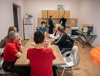 Сопровождение в апельсиновых тонах: «Мы здесь превращаемся в обычных людей»