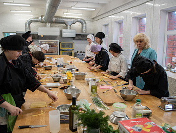 Сестрорецкий технологический колледж – одно из учреждений, где люди с особенностями могут пройти профессиональную подготовку