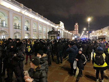 К петербургскому омбудсмену начали поступать жалобы задержанных на антивоенной акции 24 февраля