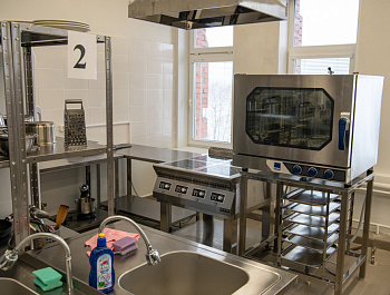 Сестрорецкий технологический колледж – одно из учреждений, где люди с особенностями могут пройти профессиональную подготовку