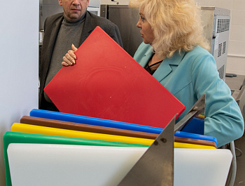 Сестрорецкий технологический колледж – одно из учреждений, где люди с особенностями могут пройти профессиональную подготовку