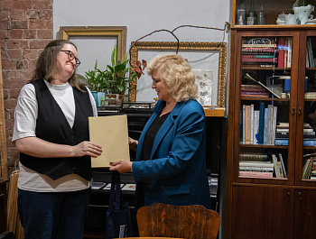 Сохранение истории в деталях: петербургский Уполномоченный поблагодарила добровольцев, подаривших витражам новую жизнь