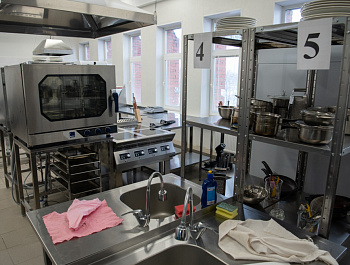 Сестрорецкий технологический колледж – одно из учреждений, где люди с особенностями могут пройти профессиональную подготовку