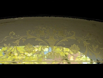 Защита хрупкого наследия Петербурга: завершаются пилотные работы по очистке витражей на Васильевском