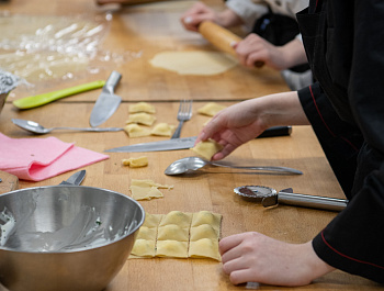 Сестрорецкий технологический колледж – одно из учреждений, где люди с особенностями могут пройти профессиональную подготовку