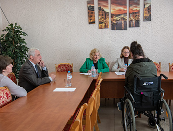 Прием в Доме «Петергоф»: жалоба без пострадавших, затерянный подопечный и «Время перемен»