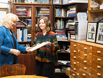 Сохранение истории в деталях: петербургский Уполномоченный поблагодарила добровольцев, подаривших витражам новую жизнь