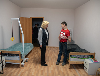 Сопровождение в апельсиновых тонах: «Мы здесь превращаемся в обычных людей»