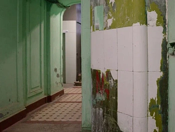 Защита хрупкого наследия Петербурга: завершаются пилотные работы по очистке витражей на Васильевском