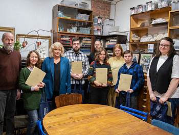 Сохранение истории в деталях: петербургский Уполномоченный поблагодарила добровольцев, подаривших витражам новую жизнь