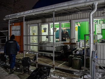 От ужина до душа: как работает один из лучших пунктов обогрева для бездомных