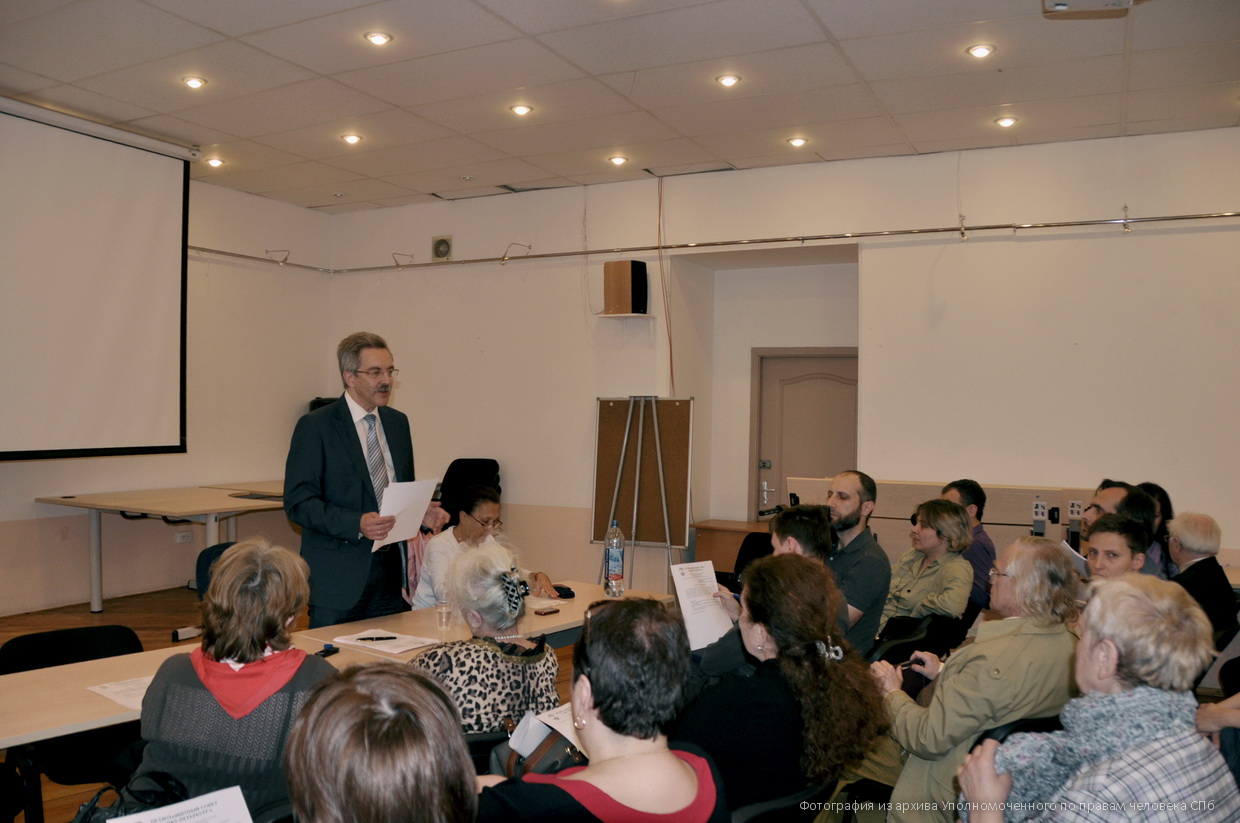 Александр Шишлов представляет доклад о правах человека петербургским правозащитникам